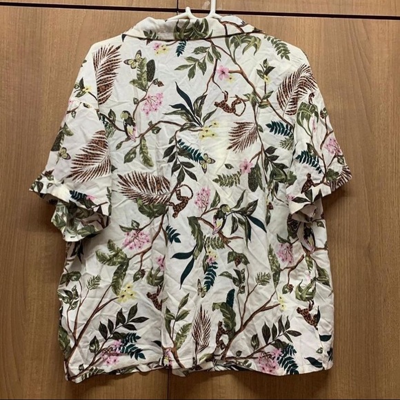 Beautiful button down shirt - Picture 3 of 4